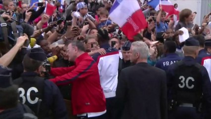 Mondial : de retour en France, les Bleus acclamés par la foule