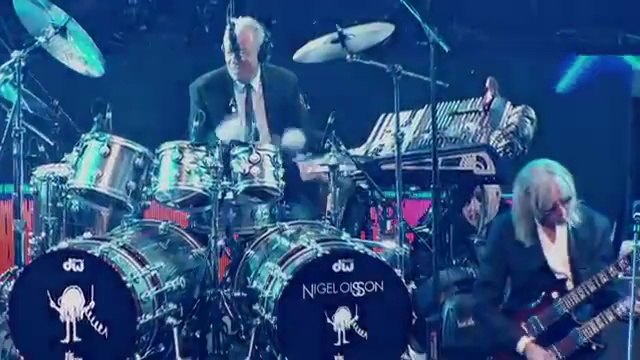 Elton John - I'm Still Standing (2014 Live)