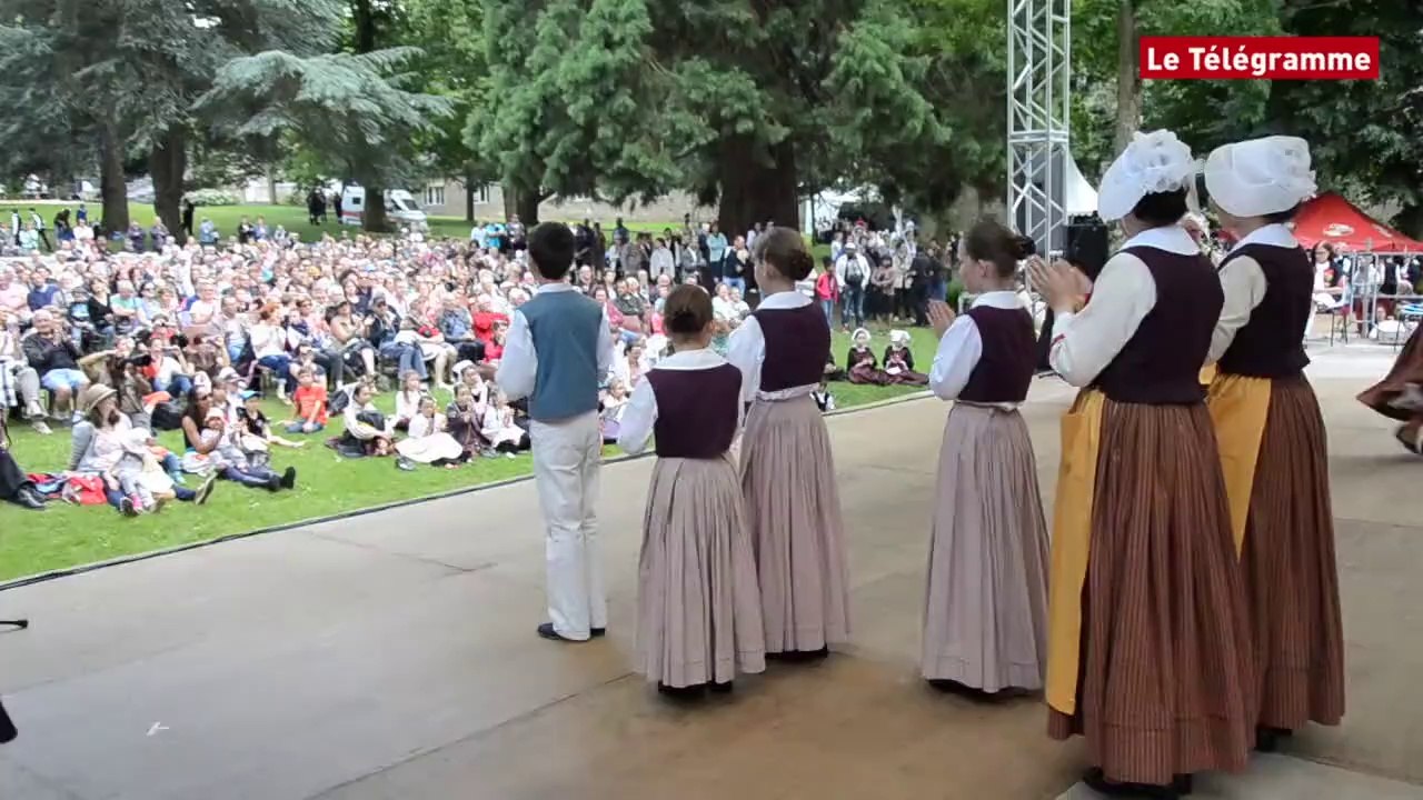 Guingamp. Bugale Breizh : défilé et danses des cercles celtiques