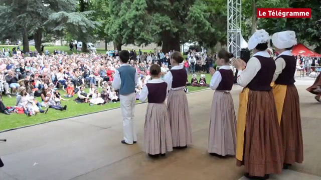 Guingamp. Bugale Breizh : défilé et danses des cercles celtiques