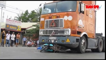 Tai nạn giữa xe máy và container, hai bé gái chết thảm