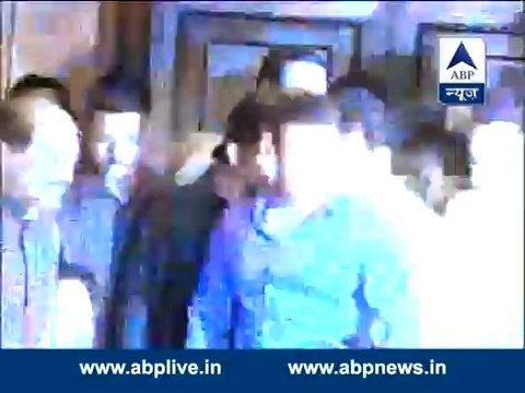 Shah Rukh, Salman hug each other once again at Baba Siddiqui's Iftar party (Low)