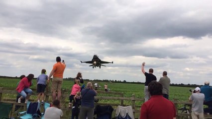 Un avion F16 frole le public -  Waddington airshow 2014