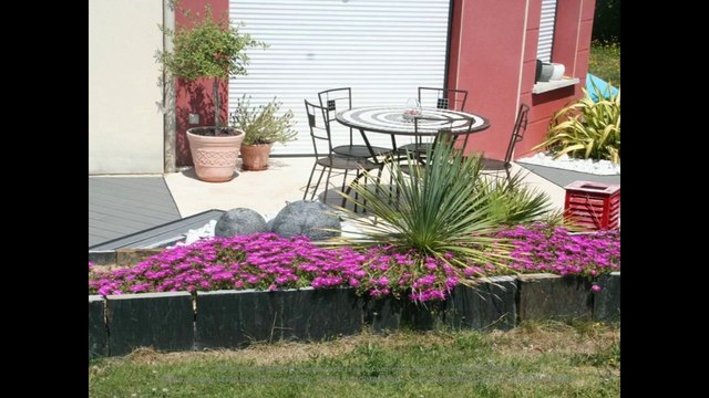 Terrasse mixte bois composite gris et travertin de marbre blanc