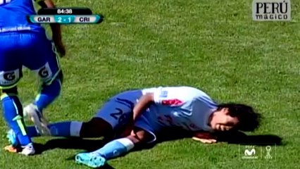 Knee-crushing tackle from Lobaton