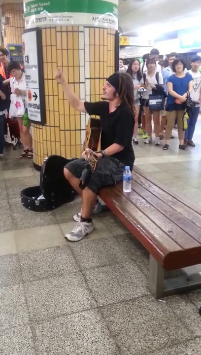 Un étranger va chanter en Coréen et impressionner la foule : totalement bilingue et bourré de talent!