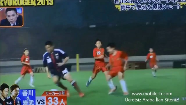 İki profesyonel futbol oyuncusu, yaklaşık 55 kişilik çocuk futbol takımıyla maç yaparsa...