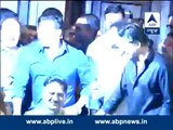 Salman Khan & Shah Rukh Khan Hug Each other at Baba Siddiqui’s Iftar Party