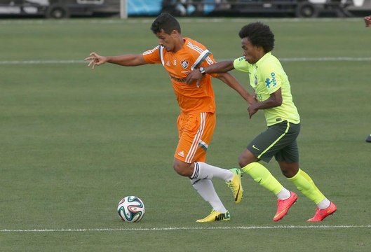 Em busca da vaga de Neymar, reservas vencem jovens do Flu