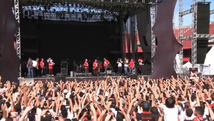 20k Sao Paulo fans sing for Kaka