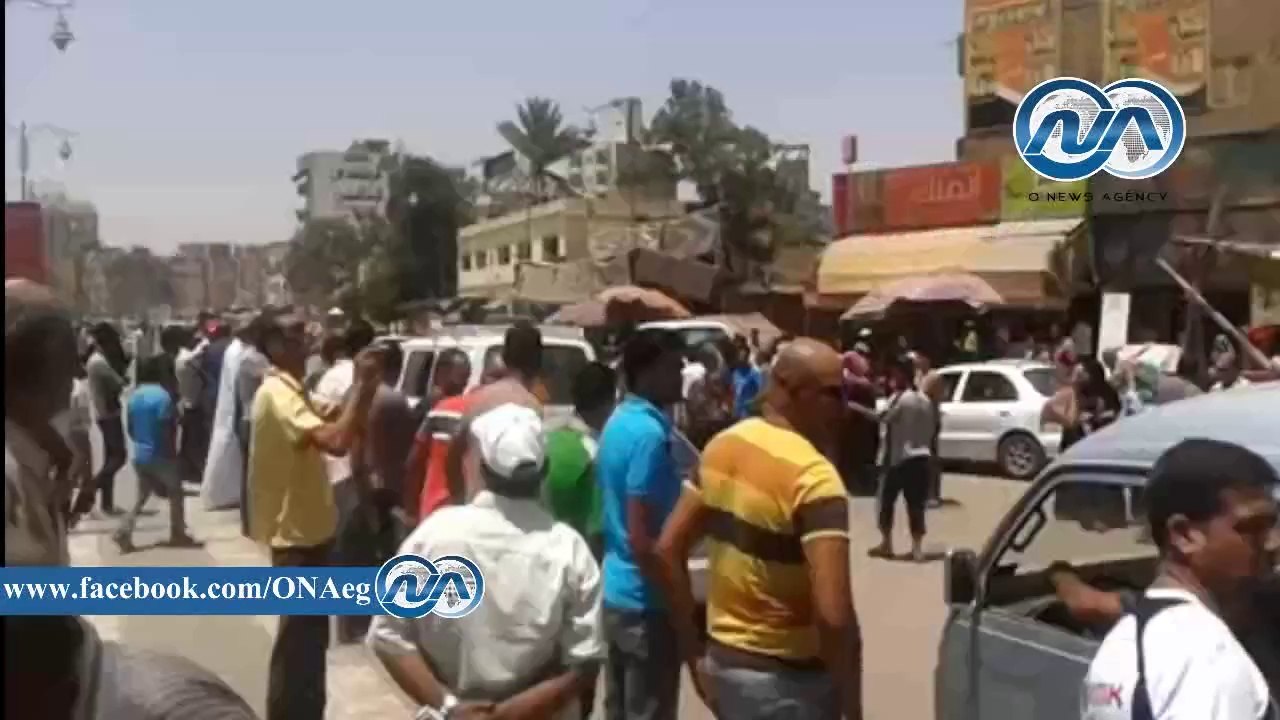 شاهد .. سائقو الأجرة يحاولون قطع ميدان الأربعين...