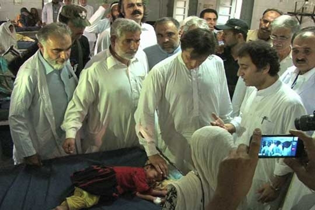 Dunya news-Imran Khan visits Bannu, says IDPs will not be left alone