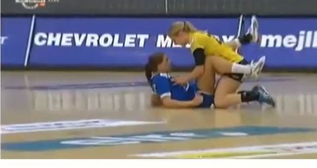 Hentbol maçında ilginç an