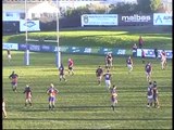 Un rugbyman néo-zélandais saute par dessus un adversaire pour aller marquer
