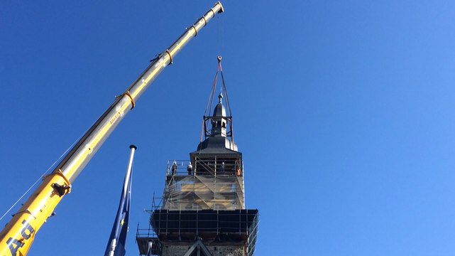 Posé du clocher de la mairie