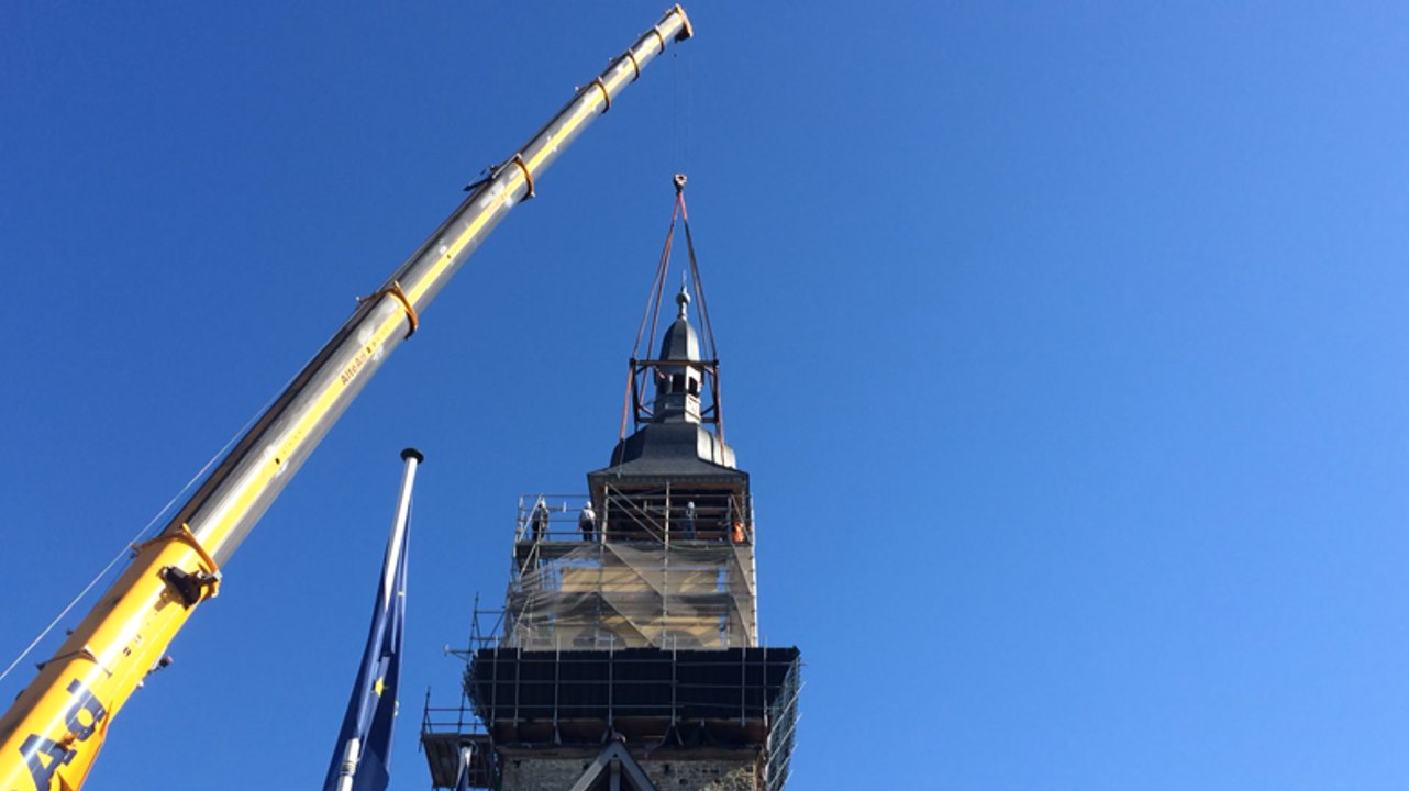 Posé du clocher de la mairie