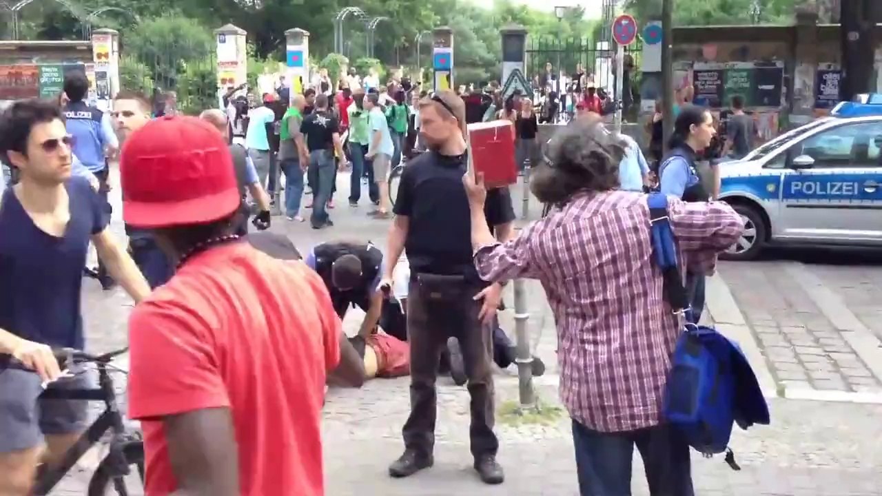 brutaler Polizeiübergriff 5 Juli 2014 Berlin Kreuzberg (Goerlitzer Park)