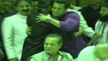 Salman Khan, Shah Rukh Khan hug each other again at Baba Siddique's Iftaar party 2014