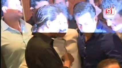 Salman Hugs Shahrukh Once Again!