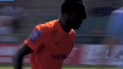 Jogador é expulso e tem reação inesperada