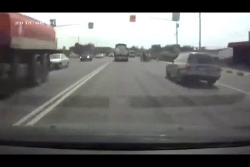 Speeding Truck Fails to Stop at Pedestrian Crossing and Hits, Runs Over 6 People!