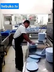 bu bulaşıkçı bulaşık makinesinden bile hızlı - yok böyle bir hız! :D