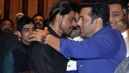 Shahrukh Salman hug again at Baba Siddiquie iftar Party