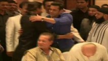 Shah Rukh Khan, Salman Khan repeat famous hug at Iftaar party-2014