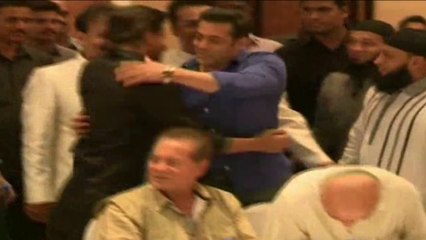 Shah Rukh Khan, Salman Khan repeat famous hug at Iftaar party-2014