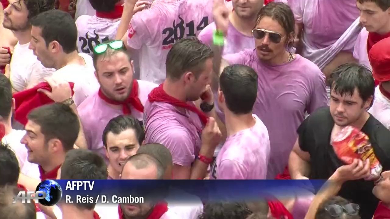 Mann bei stierhatz in pamplona aufgespießt