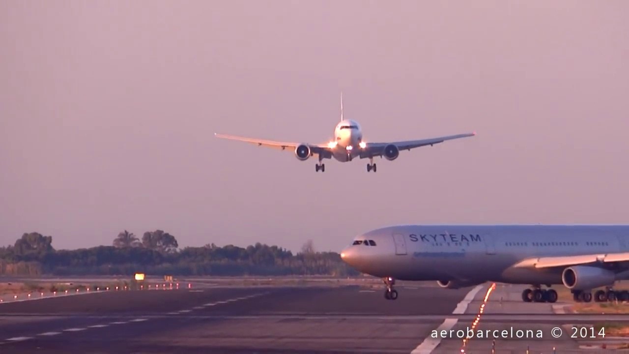 2 airplanes about to crash : one is landing and the other trying to take off in Barcelona!