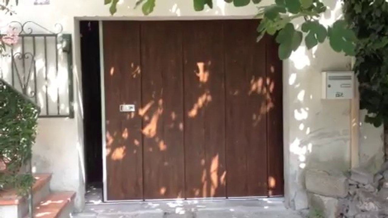 Porte de garage latérale motorisée et posée par APG Accès Portes de Garage