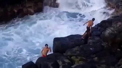 Burada Yüzmek Cesaret ister