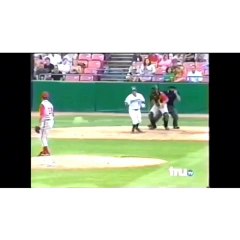 Arremesso errado termina em briga no beisebol