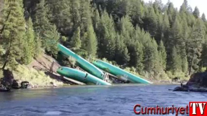 Üç uçak birden nehre düştü