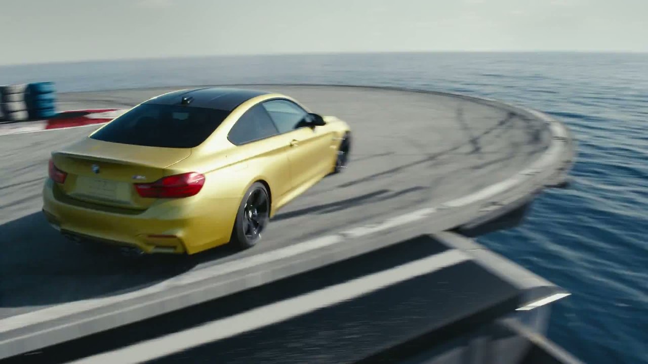 La BMW M4 en drift sur un porte-avions