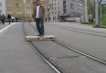 Se déplacer en palette sur les rails du tramway