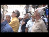 Napoli - Crolla cornicione della Galleria Umberto, grave un passante -2- (05.07.14)