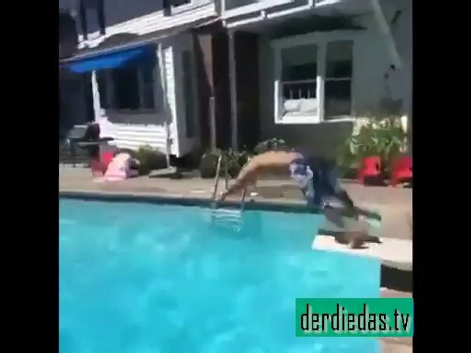 Super Video – Junge wird in den Pool “geworfen”