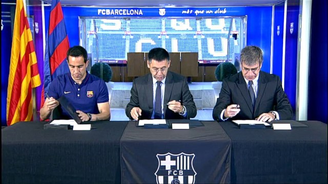 Claudio Bravo signs contract with FC Barcelona