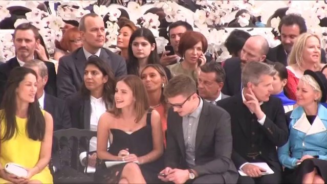 Paris recibe a la Alta Costura de Dior entre orquídeas blancas