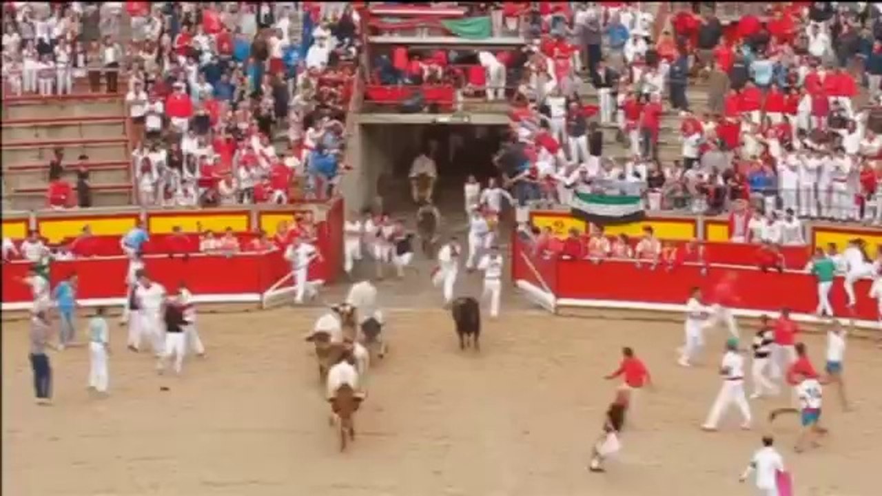 Four hospitalised in Pamplona bull run - video - World news