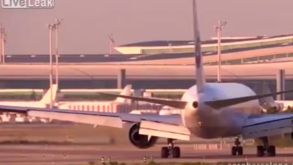 Airbus 340 and Boeing 767 nearly collide at Barcelona airport - video