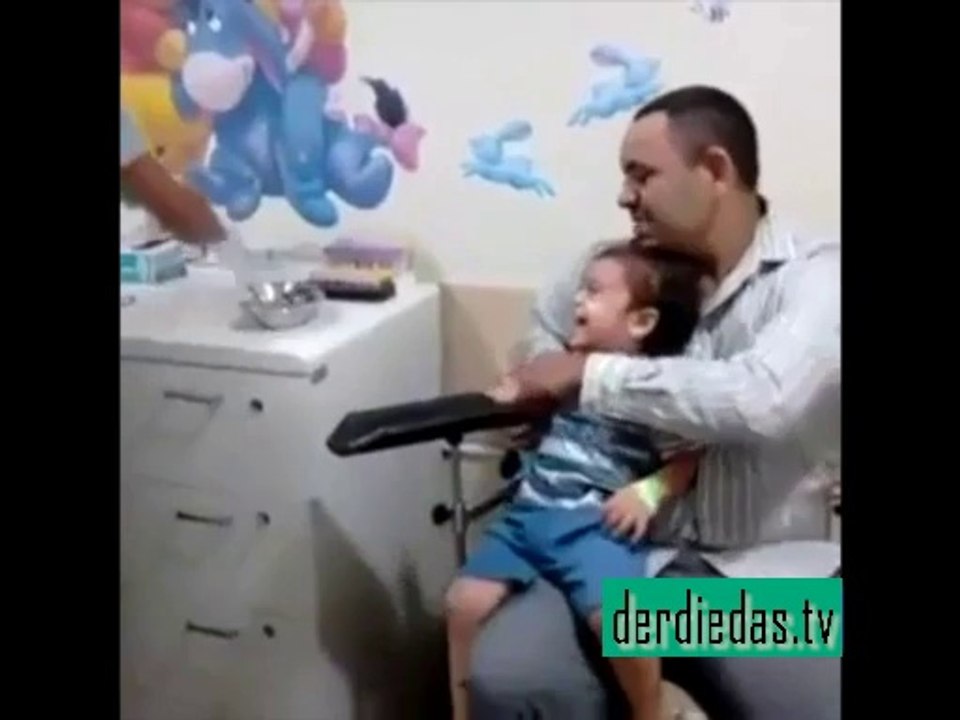 Weinen wegen einer Spritze?? Nöö - Er lacht lieber :)