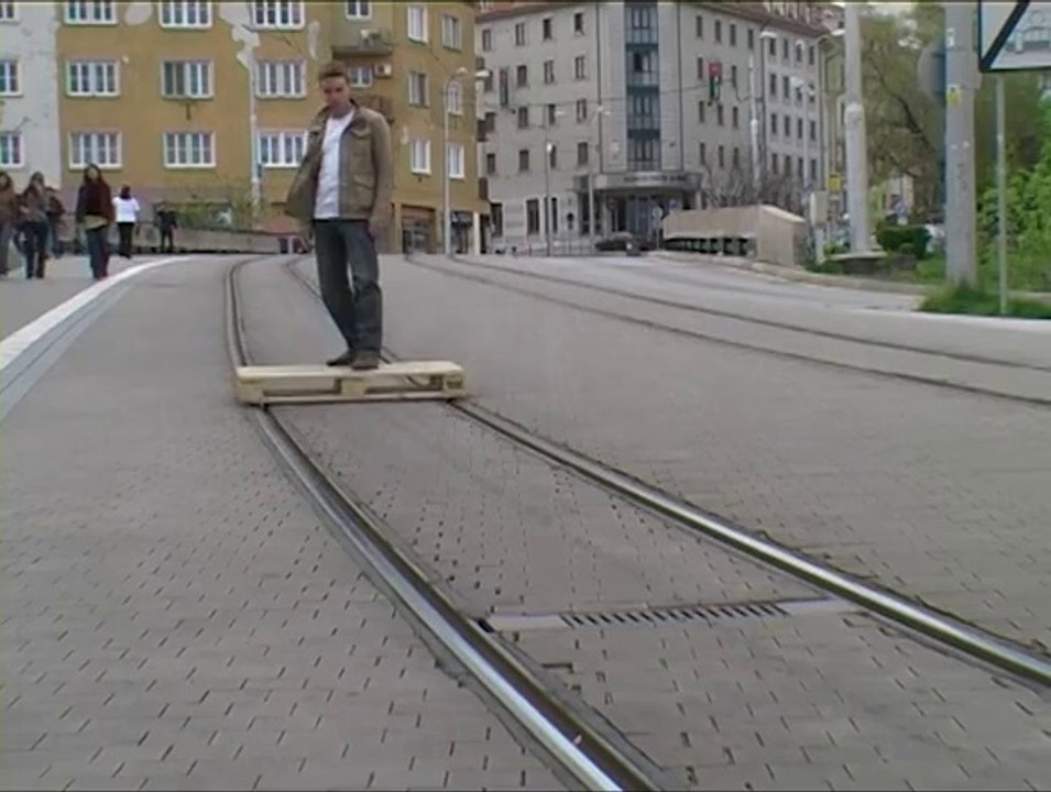 Faire du Skateboard sur les rails de Tramway! Enorme...
