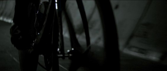 Chris Froome traverse le tunnel sous la manche en vélo