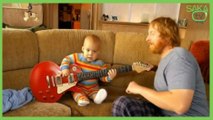 Babası İle Gitar Çalan Bebek