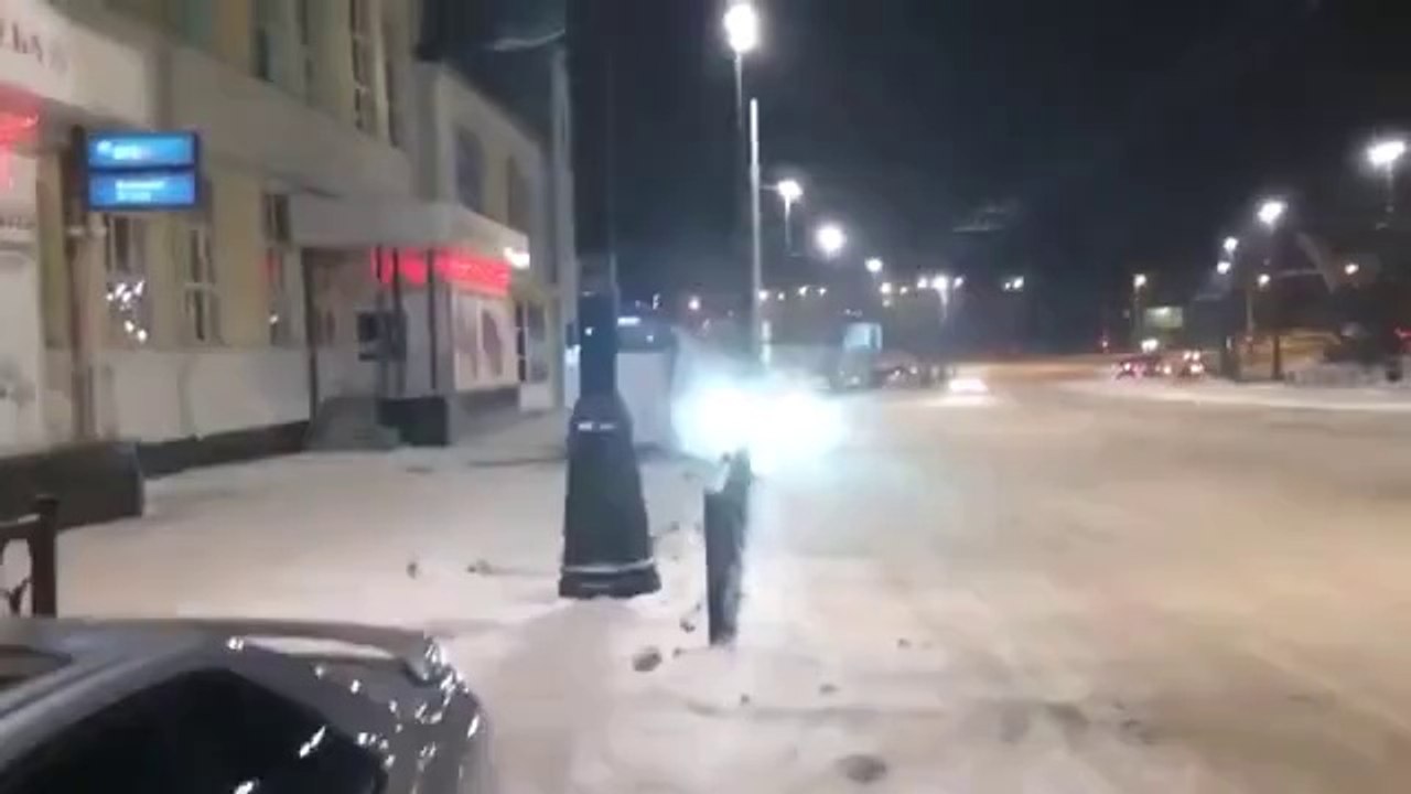 Audi durağa daldı