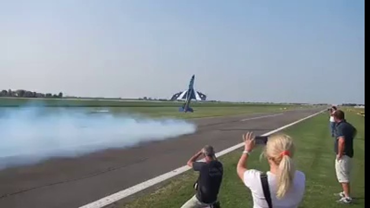 What an Expert pilot..... Amazing Skills