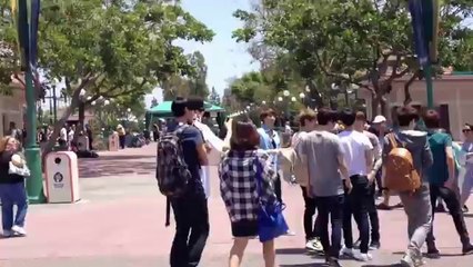 EXO K AND M @DISNEY LAND [Lay & D.O dance to MAMA]